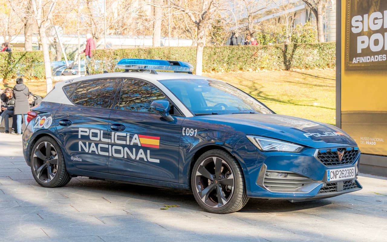 Cupra León híbrido de la Policía Nacional de España estacionado en Madrid