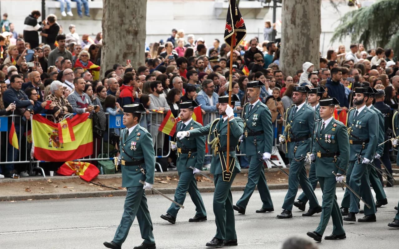 Agentes de la Guardia Civil desfilando en Madrid en 2025