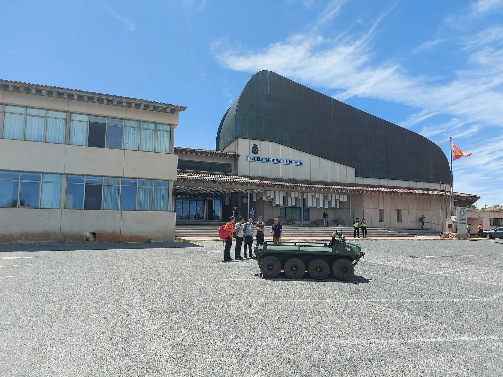 Fachada de la Escuela Nacional de Policía de Ávila con agentes en el acceso principal