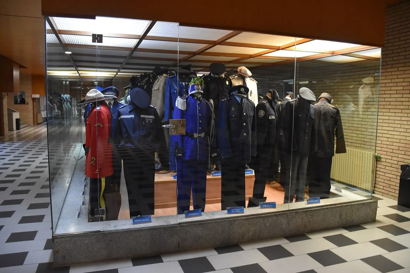 Vitrina con uniformes policiales de distintos países expuesta en la Escuela Nacional de Policía