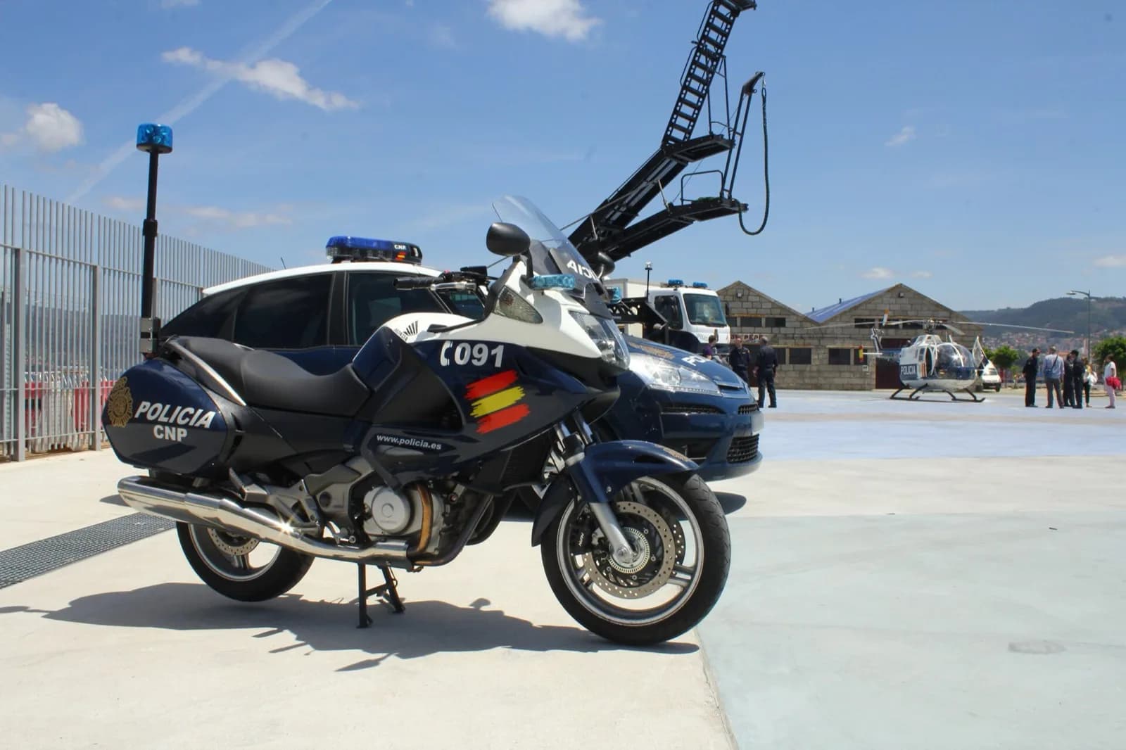 Motocicleta y coche patrulla del Cuerpo Nacional de Policía en unas jornadas policiales en Vigo