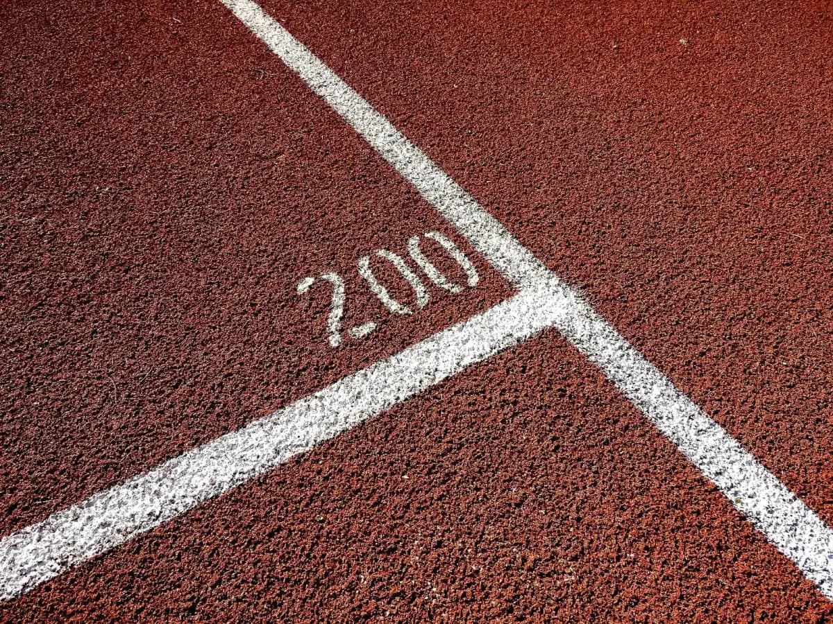 Marca de los 200 metros pintada sobre el tartán de una pista de atletismo