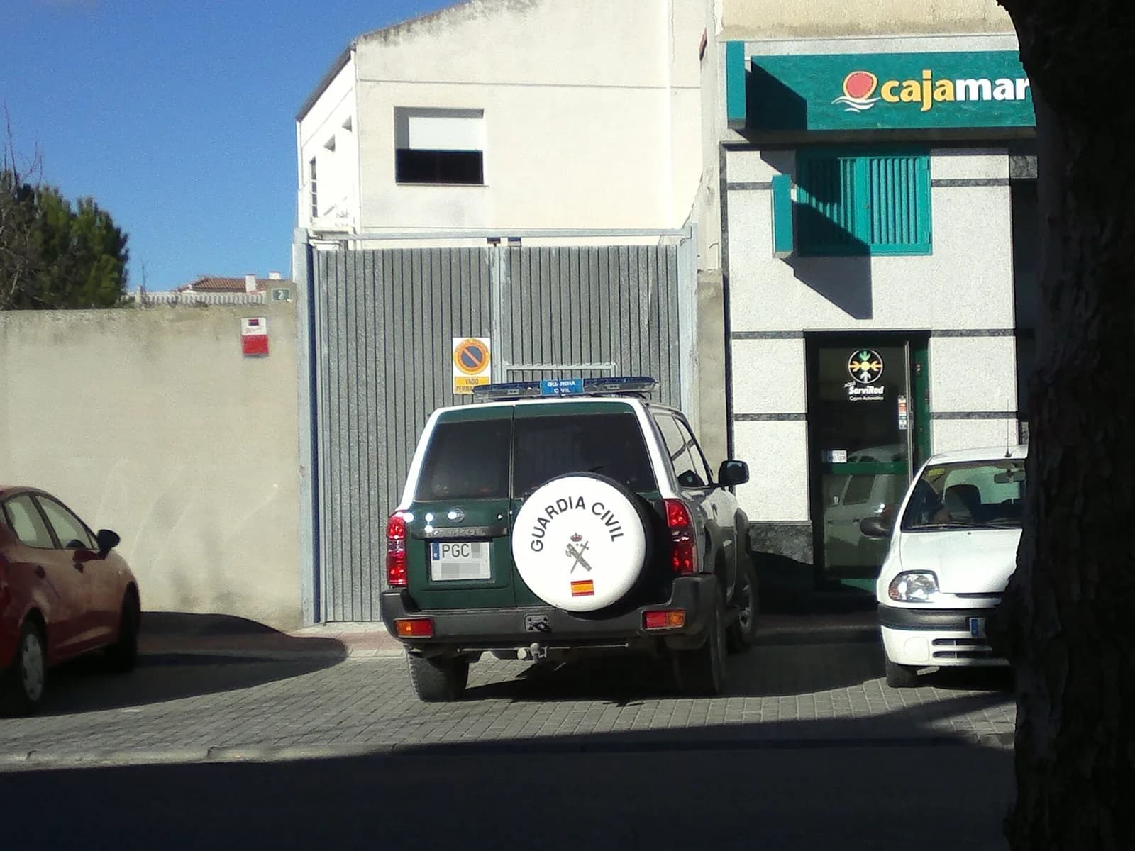 Todoterreno patrulla de la Guardia Civil estacionado en una calle