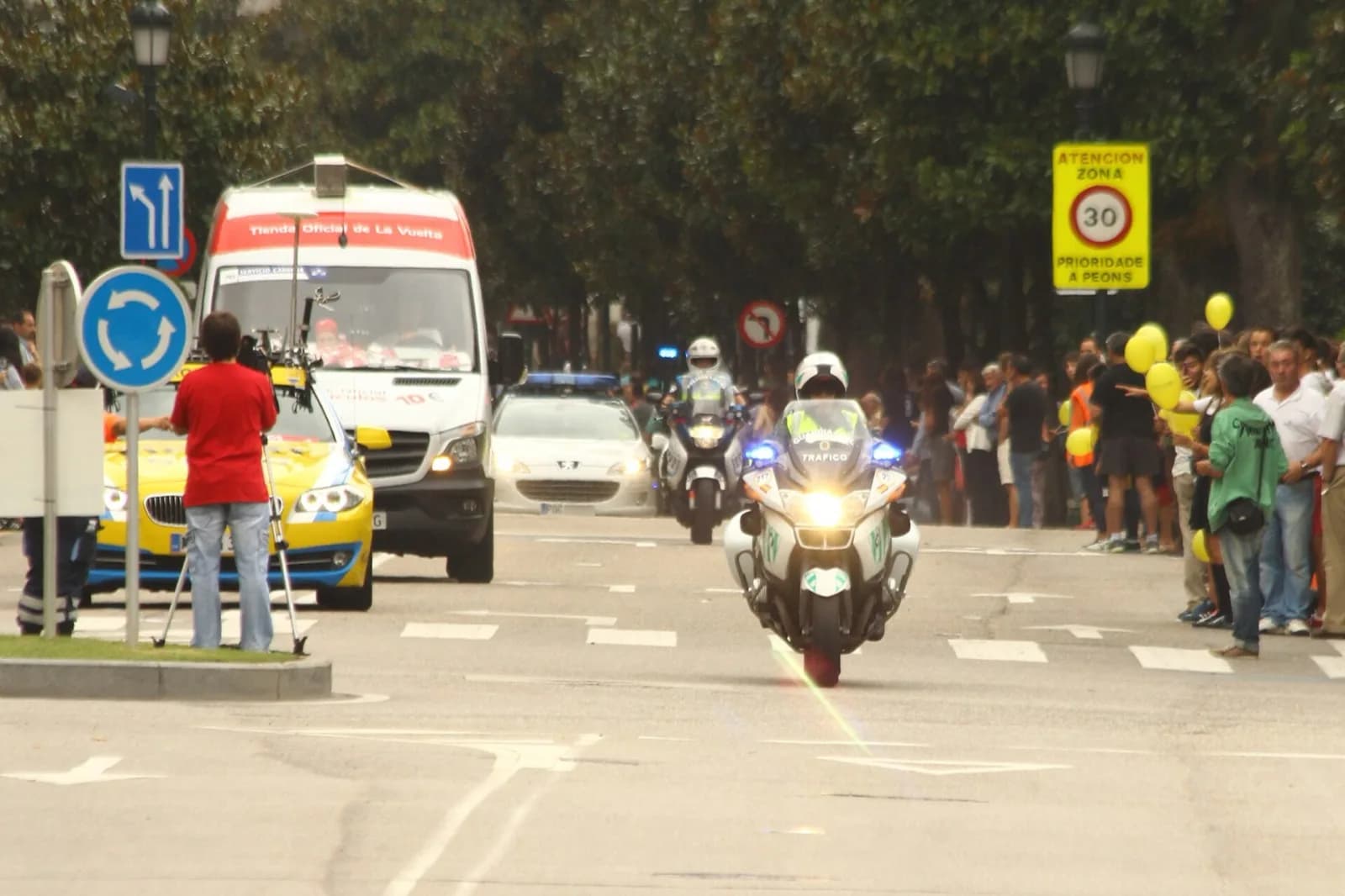 Motorista de la Guardia Civil de Tráfico escoltando una prueba deportiva por una avenida