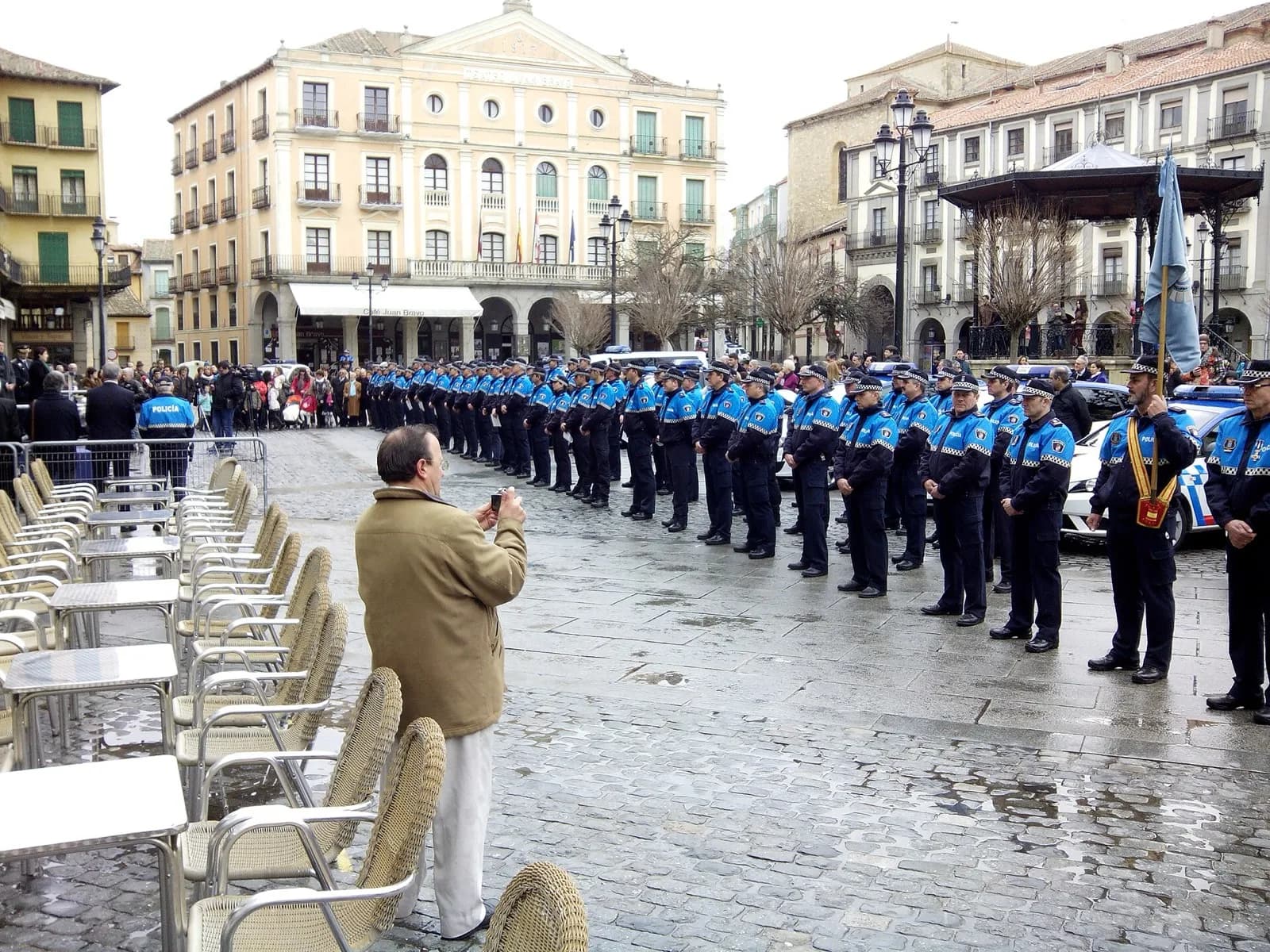 Agentes de la Policía Local formados en la Plaza Mayor de Segovia durante un acto institucional