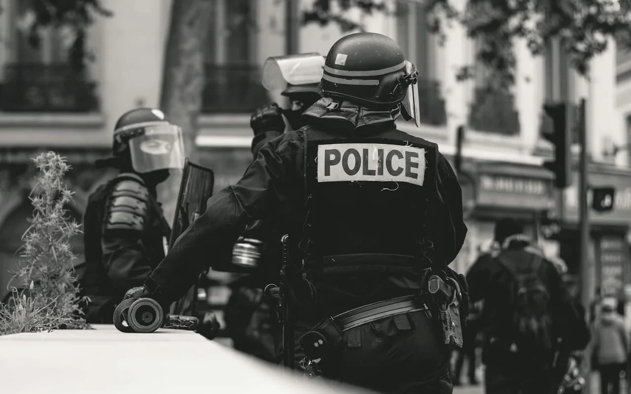 Agentes de policía equipados durante un operativo urbano