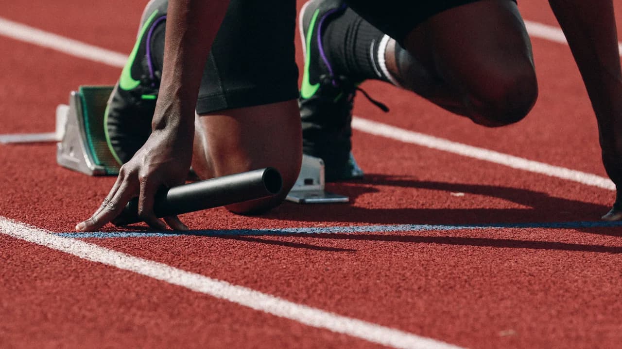 Atleta esperando la salida en una pista de atletismo