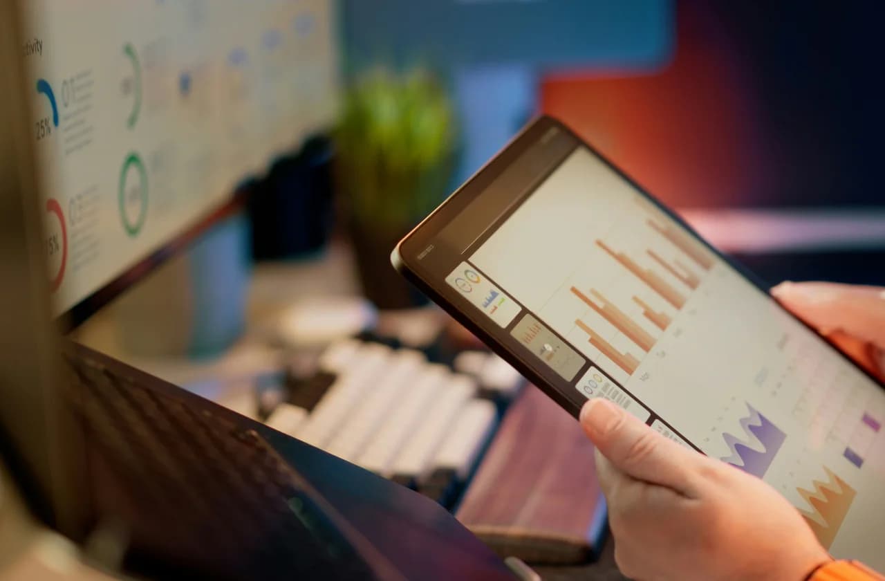 Persona revisando estadísticas y gráficas en una tablet