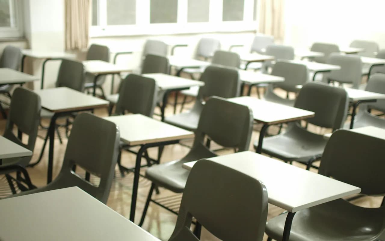Aula con pupitres preparada para un examen