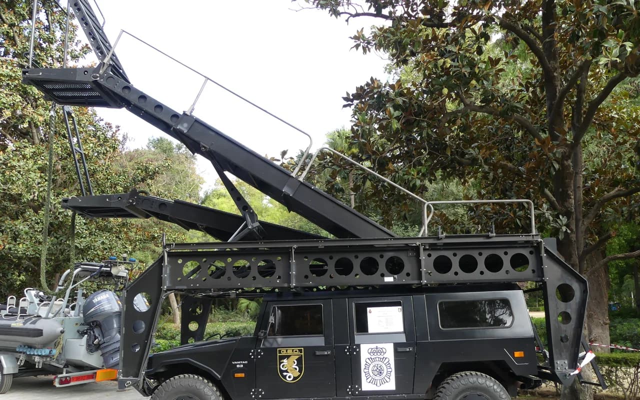 Vehículo URO VAMTAC de la Policía Nacional expuesto en Sevilla