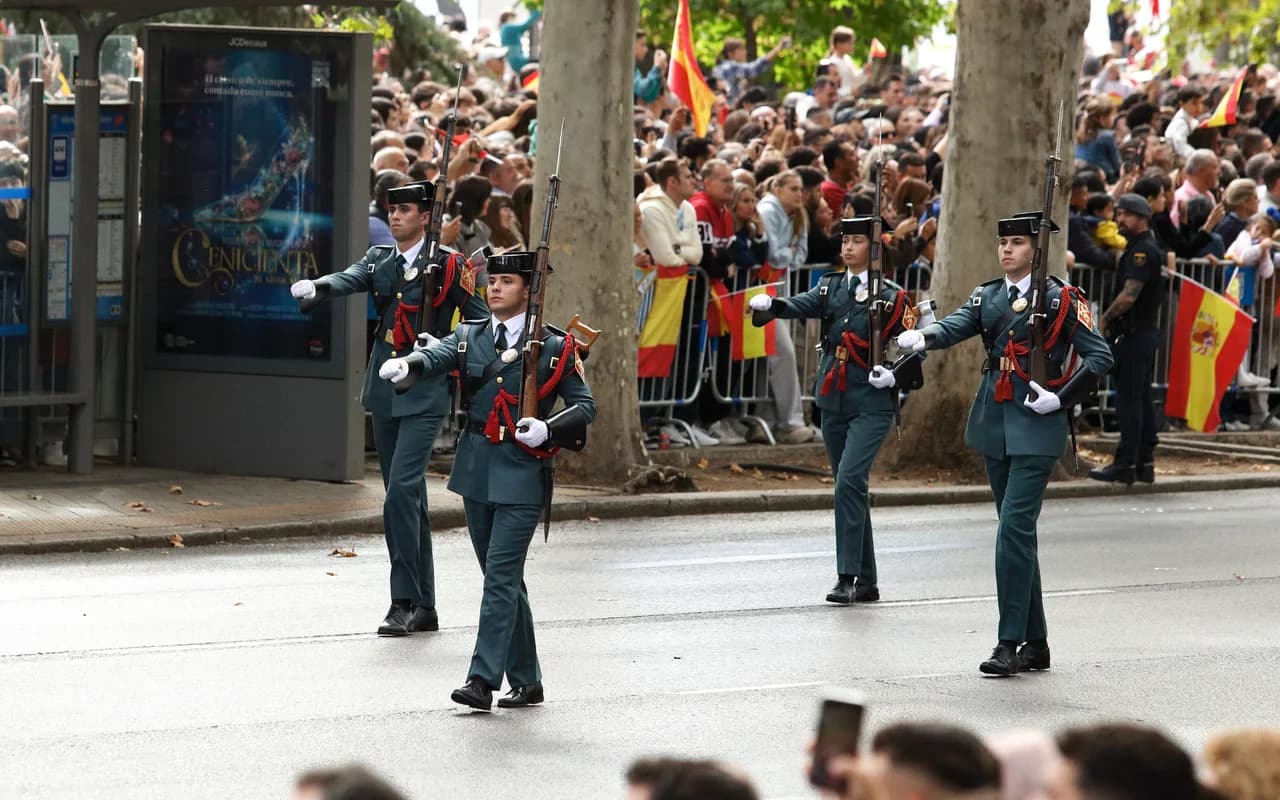 Agentes de la Guardia Civil desfilando en Madrid en 2025