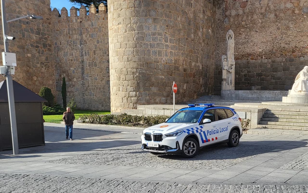 Vehículo de Policía Local en Ávila junto a la muralla